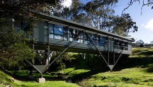The steel frame was prefabricated in Adelaide, and the steel-clad box was quickly assembled onsite making for a smooth construction process.